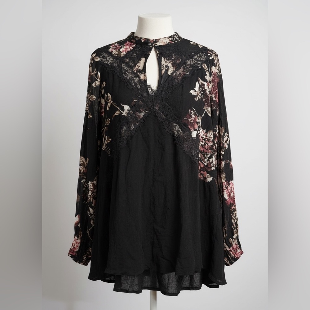 Daytrip Floral Lace Cutout Tunic – Size Medium